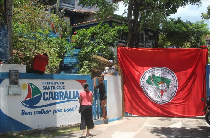 Integrantes do Movimento dos Sem Terra MST invadem prefeitura de Santa Cruz Cabralia