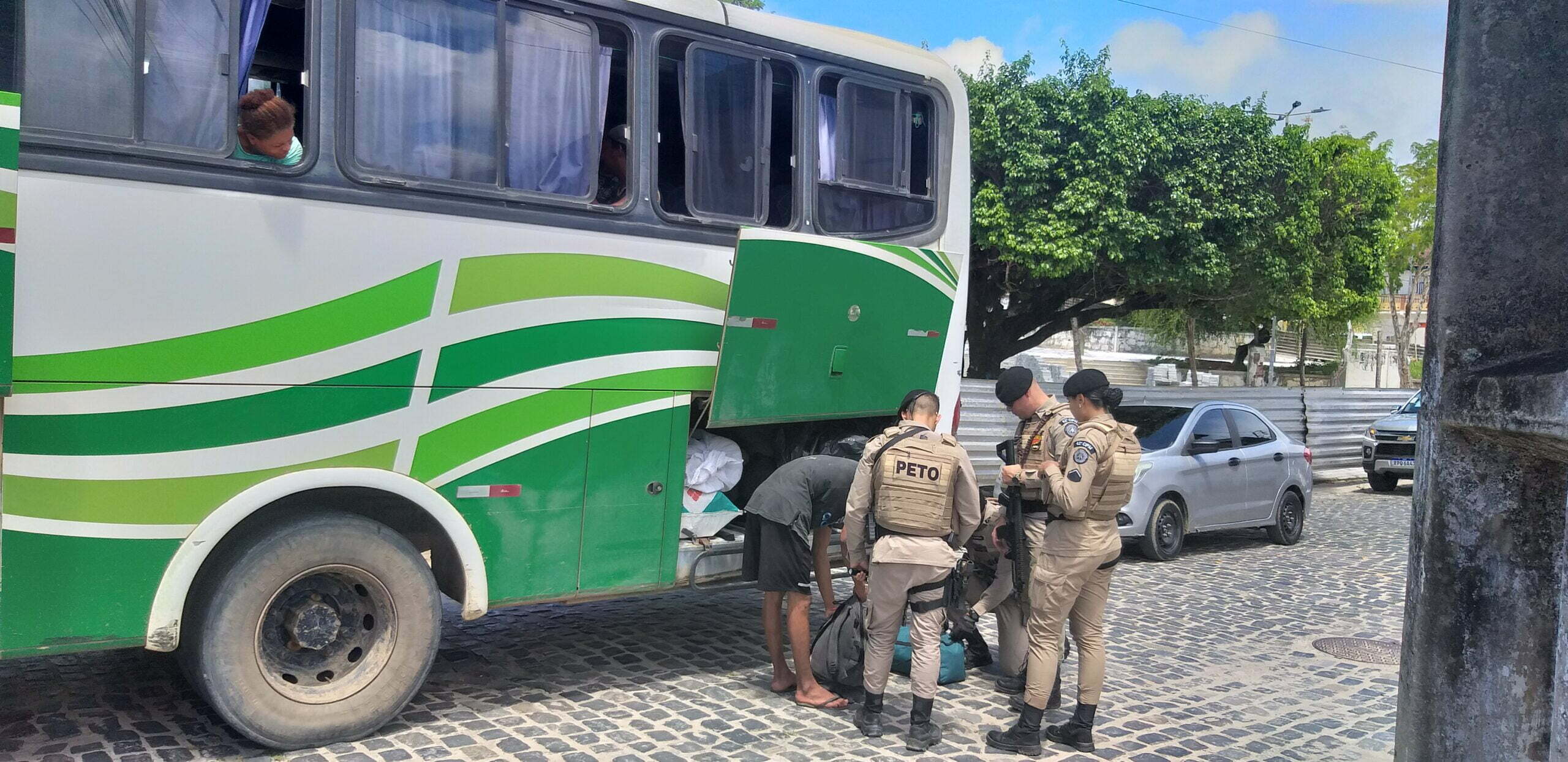 Onibus transportando integrantes do MST e cercado por produtores da regiao de Camacan 4 scaled