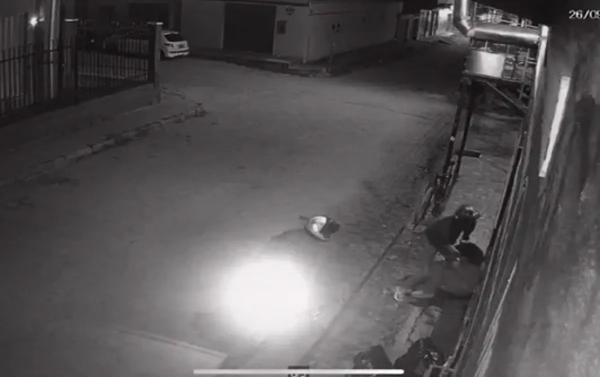 video mostra assaltantes atacando funcionaria de hamburgueria a facadas no centro de teixeira de freitas 1200x754 7f5e930018920