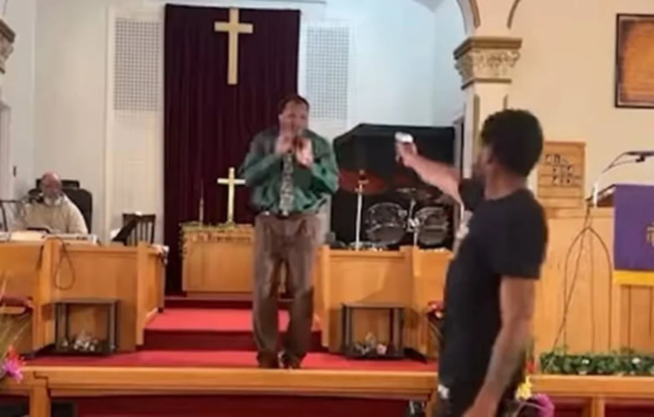 homem-invade-igreja,-tenta-atirar-contra-pastor,-mas-arma-trava