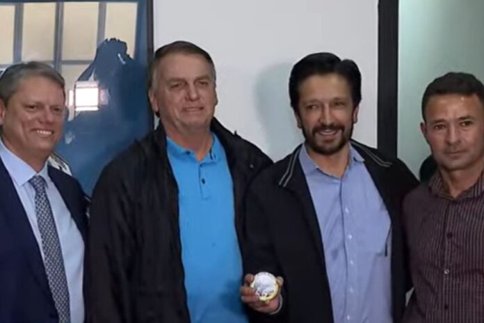 bolsonaro-cita-“noivado”-e-nunes-evita-decisao-sobre-coronel-como-vice