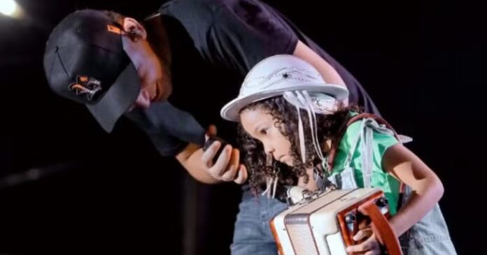 video:-joao-gomes-encanta-ao-receber-mini-sanfoneira-no-palco-durante-show-no-norte-da-bahia