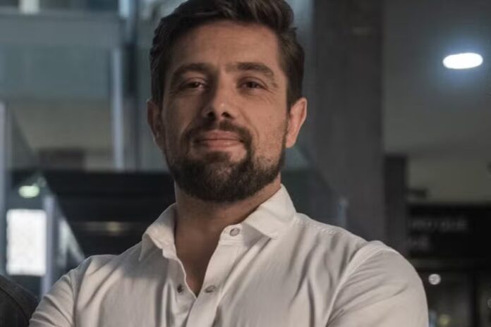 ator-rafael-cardoso-diz-que-esta-ha-1-ano-sem-ver-os-filhos:-“dificil”