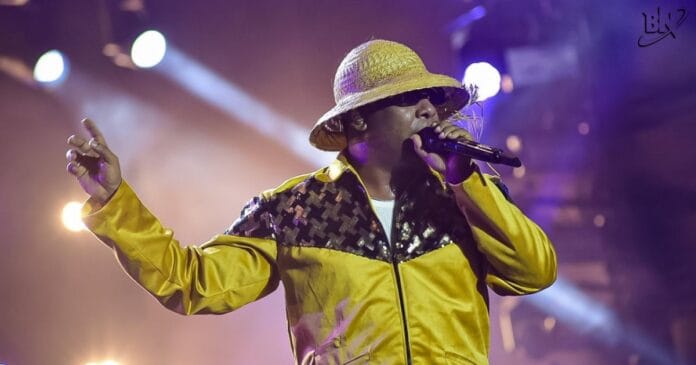 video:-ao-som-de-“firme-e-forte”,-marcio-victor-chama-ambulante-ao-palco-e-doa-r$-500 video:-ao-som-de-“firme-e-forte”,-marcio-victor-chama-ambulante-ao-palco-e-doa-r$-500
