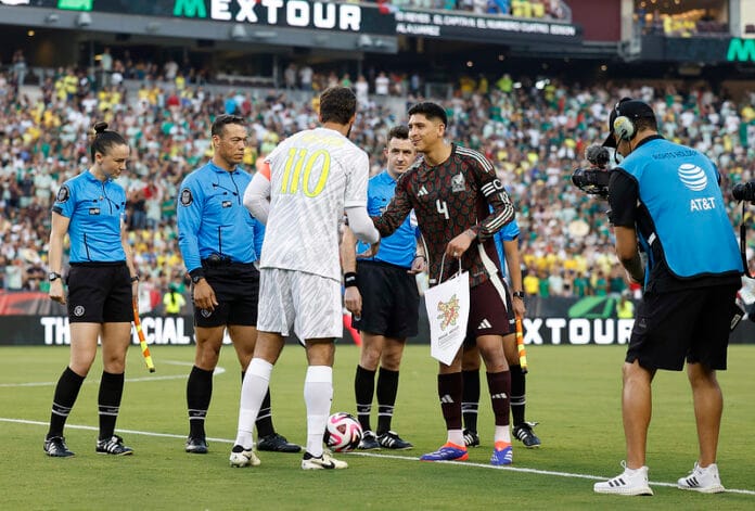 cantos-homofobicos-fazem-arbitro-paralisar-amistoso-do-brasil-com-o-mexico