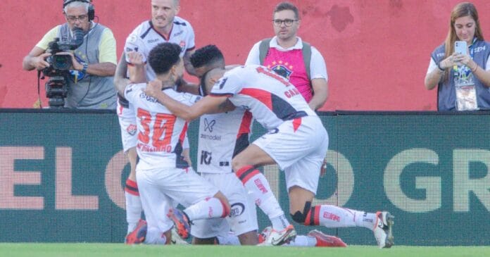 com-gol-no-ultimo-lance,-vitoria-bate-o-internacional-e-vence-a-primeira-na-serie-a