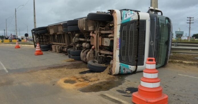 carreta-tomba-no-acesso-a-rede-de-supermercados-em-vitoria-da-conquista