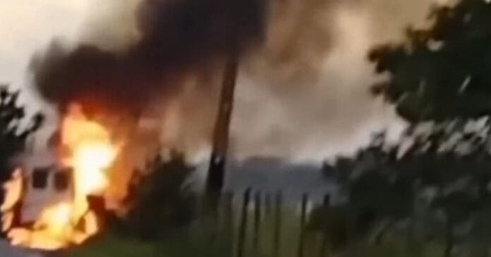 ambulancia-de-laje-pega-fogo-em-trecho-da-ba-540