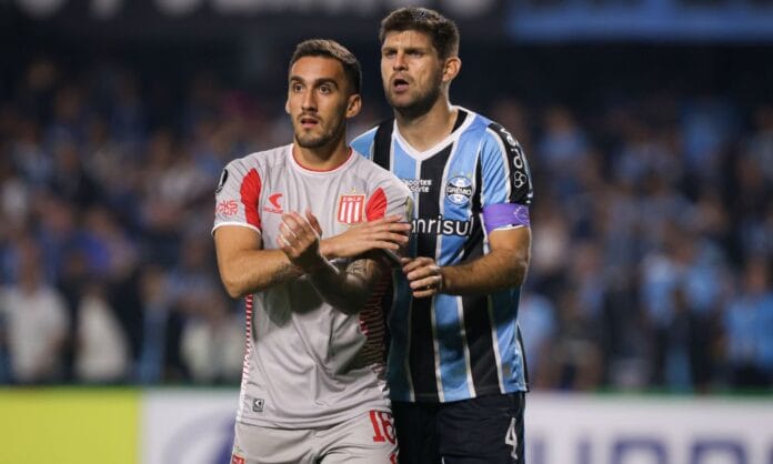 gremio-empata-com-estudiantes,-se-classifica-em-2o-e-pega-fluminense-nas-oitavas