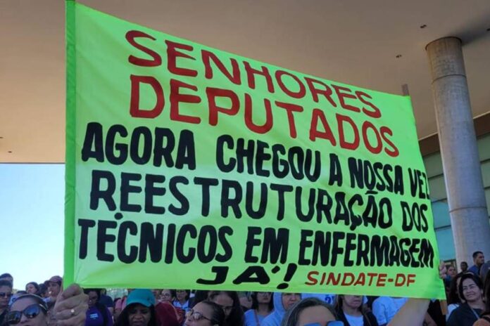 enfermagem:-auxiliares-e-tecnicos-iniciam-greve-da-categoria-no-df