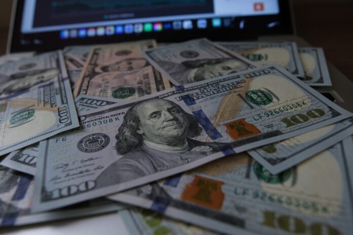 dolar-volta-a-subir-e-atinge-r$-5,42-com-exterior-e-quadro-fiscal-no-radar