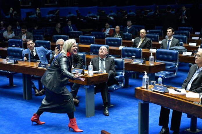 saiba-quem-e-a-mulher-que-encenou-feto-chorando-no-senado