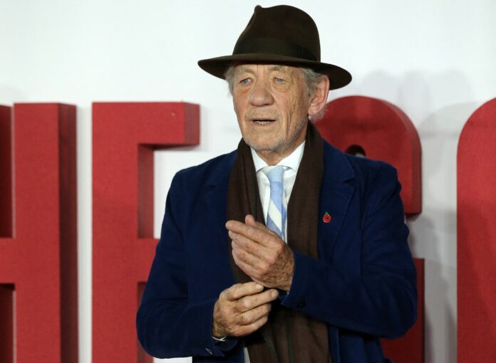 ian-mckellen,-ator-de-‘o-senhor-dos-aneis’,-e-hospitalizado-apos-sofrer-queda-em-teatro-de-londres