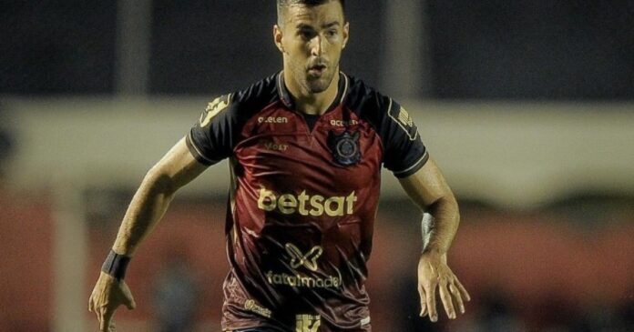 sem-jogar-ha-quase-tres-meses,-caceres-assume-titularidade-do-vitoria-contra-o-atletico-mg