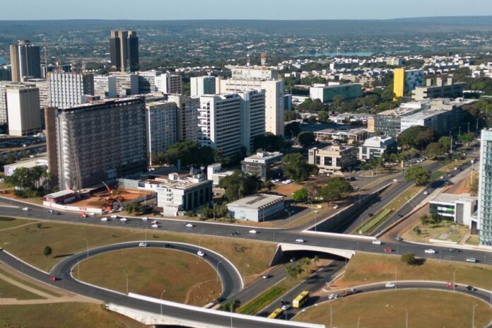 deputado-decide-retomar-emenda-que-proibe-aumento-de-hoteis-no-plano