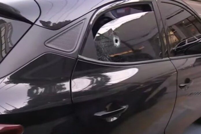 video:-policial-reage-a-assalto-em-carro-de-app-e-atira-em-suspeito
