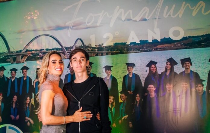 paloma-gastal-promove-festa-de-formatura-para-turma-do-filho