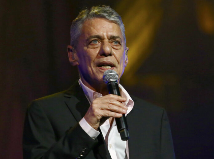 chico-buarque-comemora-80-anos-em-jantar-discreto-em-paris
