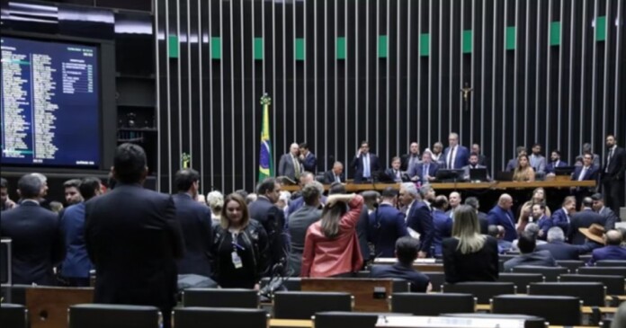 pec-da-anistia:-17-deputados-ja-pediram-para-retirar-assinaturas