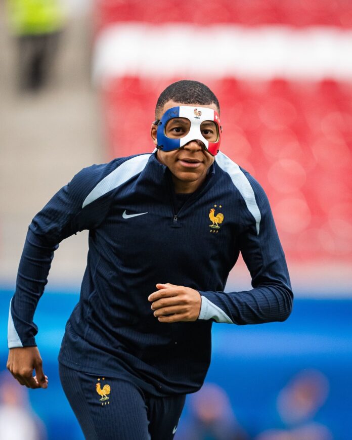 mbappe-treina-com-mascara-que-sera-usada-na-eurocopa.-veja-fotos