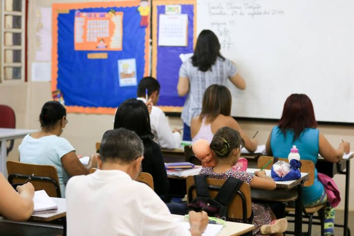 homens-ganham-17%-a-mais-que-mulheres-no-brasil,-diz-ibge