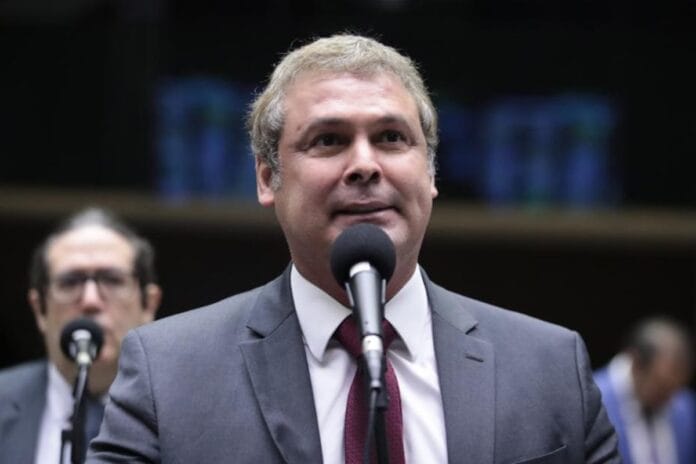 campos-neto-“conspira”-contra-o-governo,-diz-lindbergh-farias