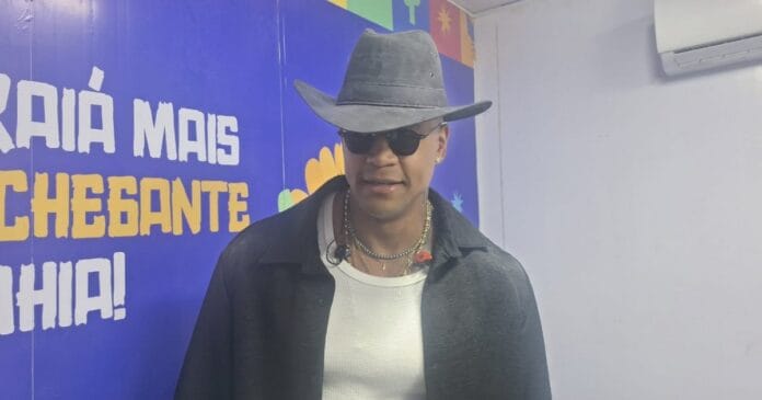 leo-santana-se-diz-apaixonado-por-sao-joao-e-enaltece-festa-em-candeias:-“e-um-prazer-estar-aqui”