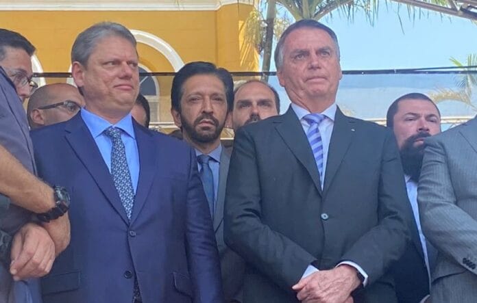 tarcisio-de-freitas-e-ricardo-nunes-se-acocoram-ante-bolsonaro