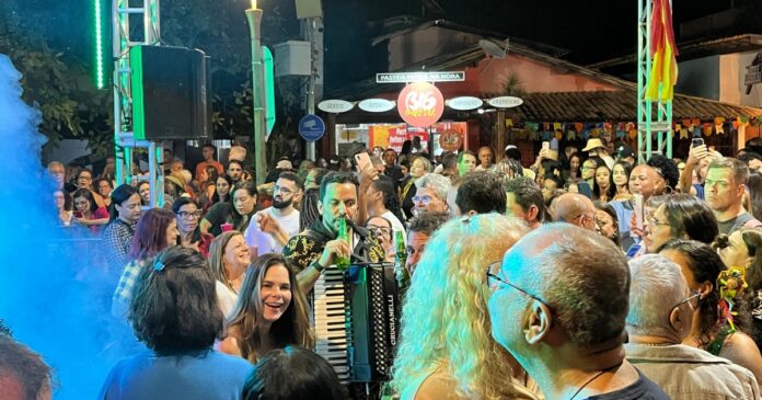 “e-tudo-viceral”,-explica-herico-oliver-sobre-repertorio-apresentado-em-praia-do-forte