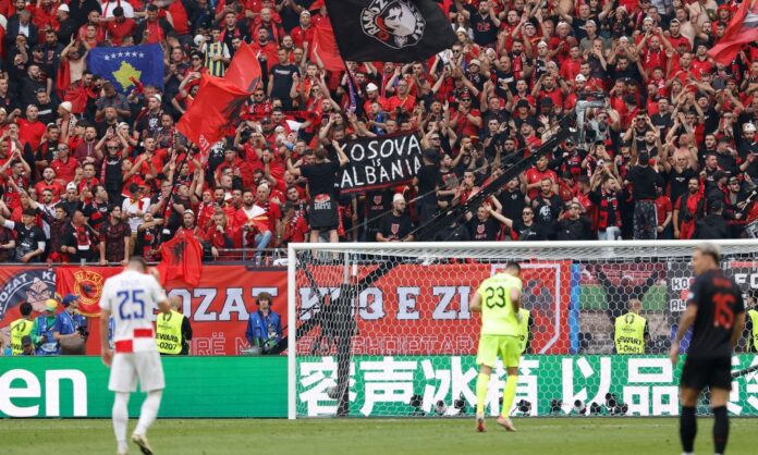 uefa-impoe-multas-a-albania-e-servia-por-mau-comportamento-de-torcedores-na-eurocopa