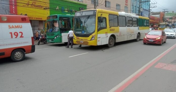 acidente-entre-dois-onibus-deixa-nove-pessoas-feridas-no-bairro-da-calcada