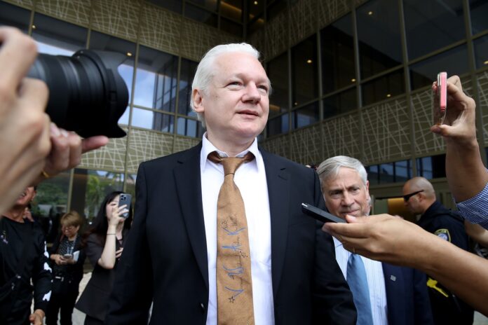 julian-assange-se-declara-culpado-por-espionagem-e-ganha-liberdade