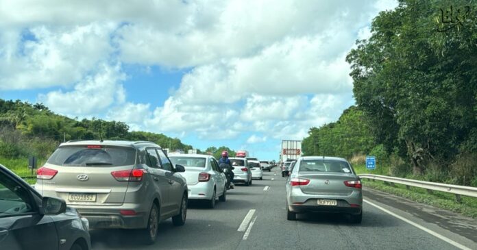video:-motoristas-encontram-longo-congestionamento-na-br-324-durante-volta-para-salvador