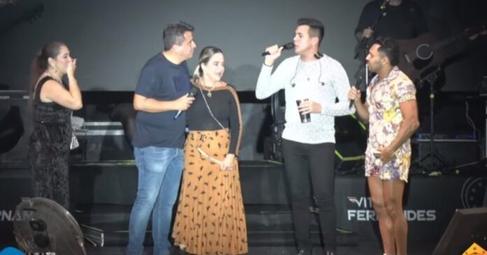 video:-tirullipa-causa-confusao-ao-apresentar-prefeito-de-serrinha,-na-bahia,-com-1a-e-2o-dama