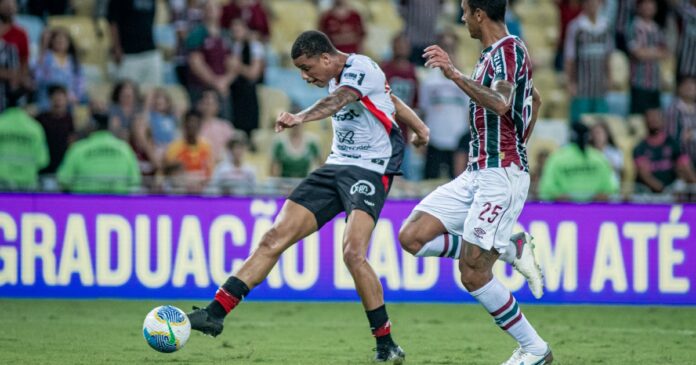 vitoria-marca-no-fim,-vence-o-fluminense-no-maracana-e-sai-da-zona-de-rebaixamento