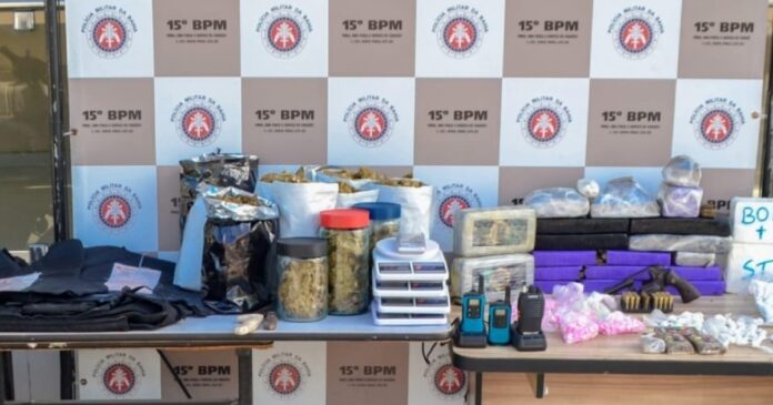 pm-apreende-mais-de-20kg-drogas-e-arma-em-itabuna
