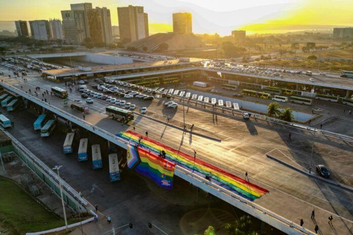 orgulho-lgbtqia+:-bandeira-gigante-colore-a-rodoviaria-do-plano-piloto