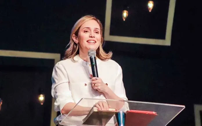 pastora-talitha-pereira-e-deportada-dos-eua