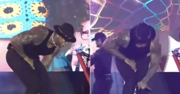 video:-leo-santana-e-atingido-por-celular-nas-partes-intimas-durante-show-e-brinca-com-o-momento