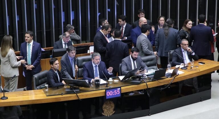 Bancada Evangélica conduz aprovação de urgência para PL que equipara aborto a homicídio