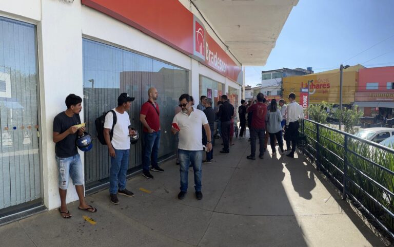 Bancários protestam por reestruturação da agência do Bradesco de Itamaraju