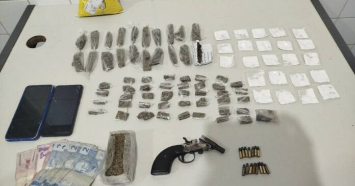 pm-apreende-arma-de-fogo-e-drogas-no-interior-da-bahia