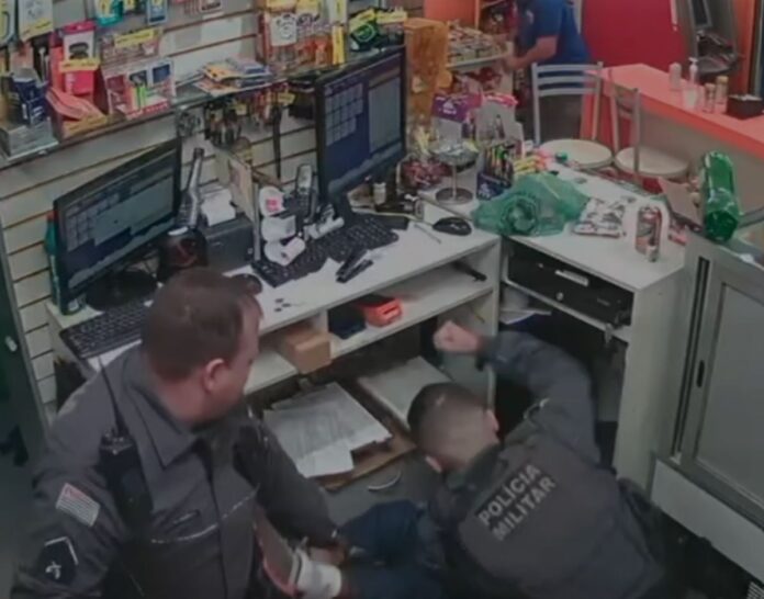 video:-ladroes-tentam-agredir-pms-e-sao-espancados-em-assalto-a-loja