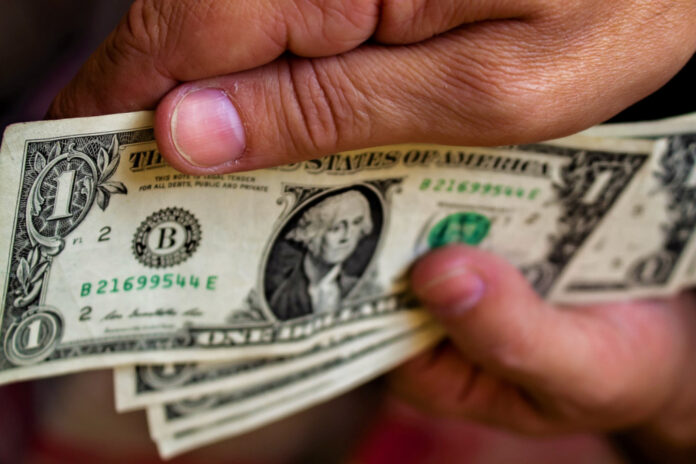 dolar-alcanca-r$-5,65-com-treasuries-e-risco-domestico-no-radar