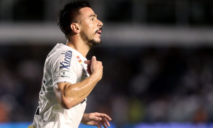 willian-bigode-marca-nos-acrescimos-e-garante-vitoria-do-santos-e-volta-ao-g4