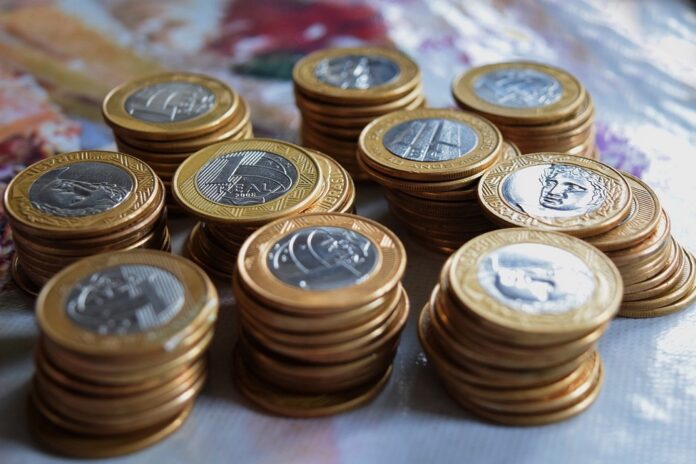 real-e-a-quinta-moeda-mais-desvalorizada-frente-ao-dolar-em-2024