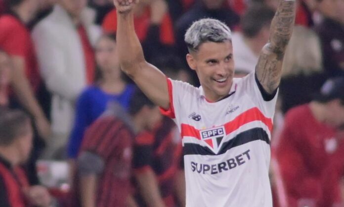 sao-paulo-bate-athletico-pr,-acaba-com-tabu-em-curitiba-e-entra-no-g4