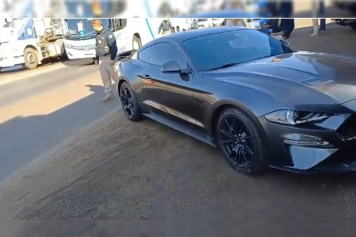 carro-de-luxo-com-mais-de-r$-30-mil-em-multas-e-apreendido-em-goias
