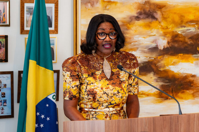 embaixatriz-mae-de-jovem-abordado-por-pms-no-rj:-“queremos-justica”