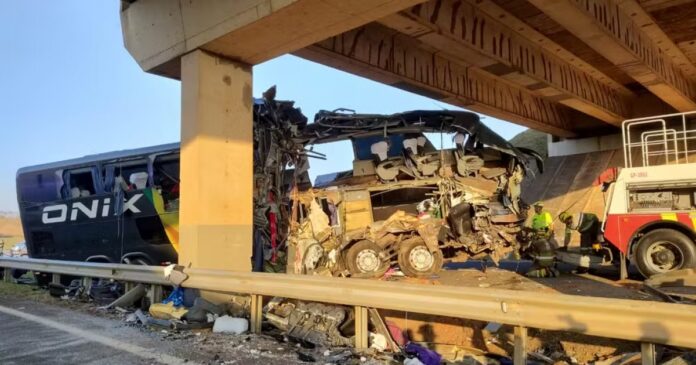 acidente-com-onibus-no-interior-de-sp-mata-10-pessoas-e-fere-42